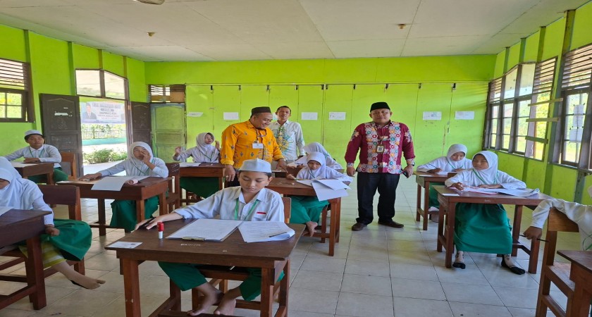 Kasubag TU Kemenag Kab. Kapuas Tinjau Pelaksanaan UM Hari Ketiga di MIN 2 Kapuas